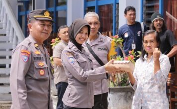 Polres Nganjuk Bagikan Nasi Kotak Untuk Warga yang Telah Gunakan Hak Pilihnya