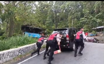 Tim Drogban Polres Magetan Siaga Bantu Kendaraan Wisatawan di Tanjakan Ekstrem Wisata Telaga Sarangan