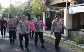 Kapolres Nganjuk Ajak Anggota Jalan Sehat 5 KM, Cara Sehat Jaga Kebugaran Sekaligus Patroli Sapa Warga