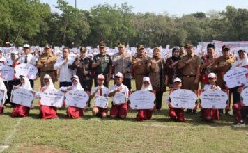 Kapolres Nganjuk Hadiri Apel Akbar KNC 2025, Ribuan Pelajar Nganjuk Terima Beasiswa