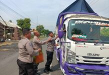 Jumat Berkah, Polsek Jatikalen Bagikan Nasi Bungkus untuk Warga Sekitar