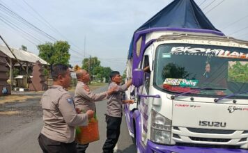 Jumat Berkah, Polsek Jatikalen Bagikan Nasi Bungkus untuk Warga Sekitar