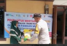 Polres Nganjuk Salurkan 5 Ton Beras SPHP Lewat Gerakan Pangan Murah di Tiga Kecamatan