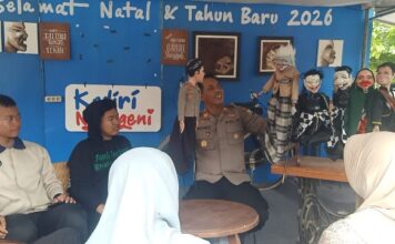 Lewat Pertunjukan Wayang, Kapolsek Kediri Kota Ajak Pemuda Rayakan Tahun Baru Dengan Kegiatan Positif