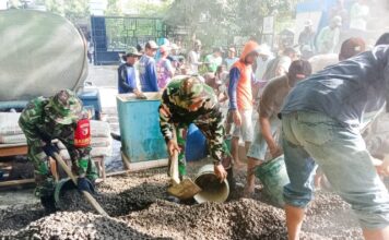 Kompak, Babinsa Koramil Kanor Bojonegoro dan Warga Tambahrejo Cor Dek Lantai 2 Gedung MI Islamiyah