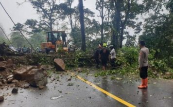 Satlantas Polres Lumajang Sempat Lakukan Penutupan jalan Akibat Longsor Di Jalur Piket Nol