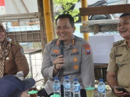 Kapolres Nganjuk Cangkruk Bareng Forkopimcam dan Kades se-Kecamatan Berbek, Sekaligus Salurkan Bantuan Sosial