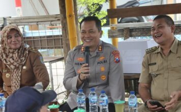 Kapolres Nganjuk Cangkruk Bareng Forkopimcam dan Kades se-Kecamatan Berbek, Sekaligus Salurkan Bantuan Sosial
