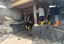 Personel Polres Lumajang Bantu Warga Mengevakuasi Barang Tersisa Di Kawasan Terdampak