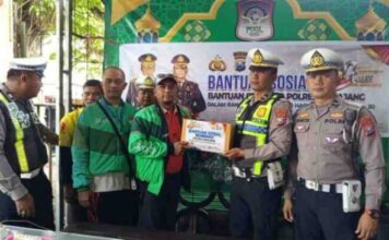 Satlantas Polres Lumajang Salurkan Bansos kepada Paguyuban Ojol, Merupakan Wujud Nyata Kepedulian Sosial Polri