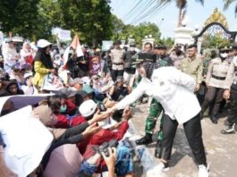 Aliansi Masyarakat Peduli MBG Gelar Aksi Damai Di Depan Kantor DPRD Kabupaten Lumajang