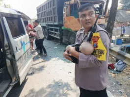 Viral! Aksi Heroik Polisi Selamatkan Balita Korban Kecelakaan Bus Sugeng Rahayu di Nganjuk Tuai Pujian