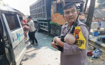 Viral! Aksi Heroik Polisi Selamatkan Balita Korban Kecelakaan Bus Sugeng Rahayu di Nganjuk Tuai Pujian